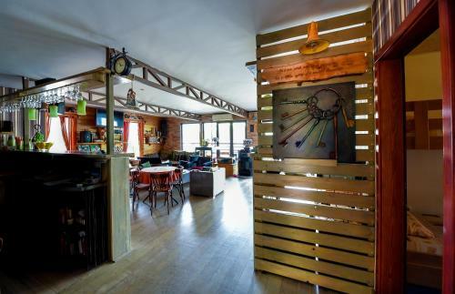 San Art Floating Hostel & Apartments
