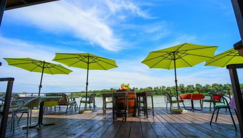 San Art Floating Hostel & Apartments
