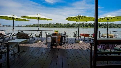 San Art Floating Hostel & Apartments