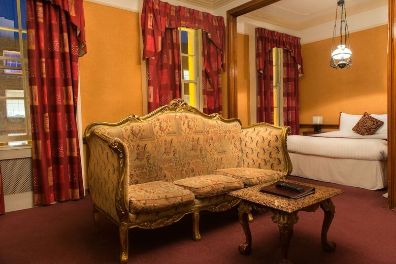 Hotel Russell Court