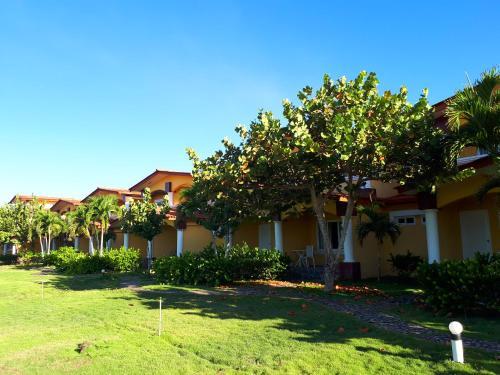 Hotel Las Olas Beach Resort