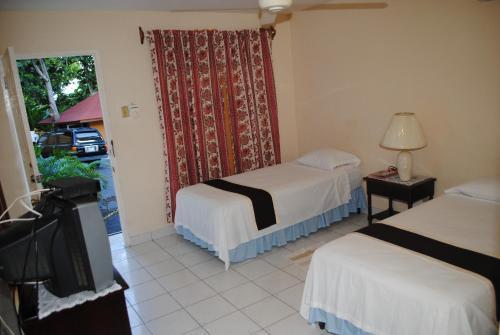 Hostal Palm Bay Guest House & Restaurant