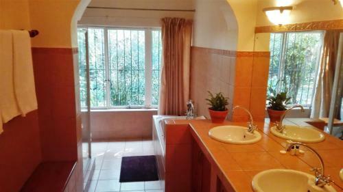 Hostal Village Green Guest House