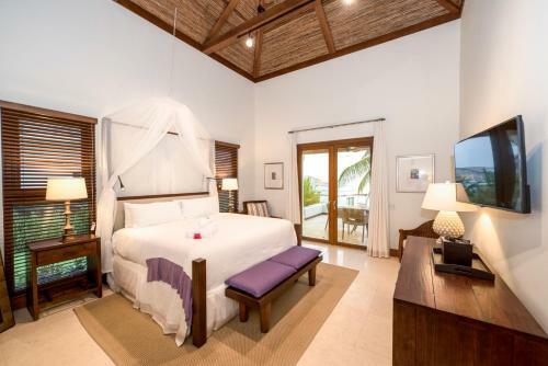 Las Verandas Hotel & Villas