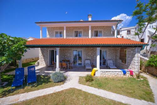 Hostal Holiday Home Fiola