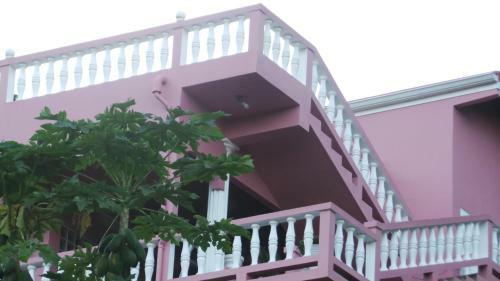 Hostal Top Ranking Hill View Guesthouse