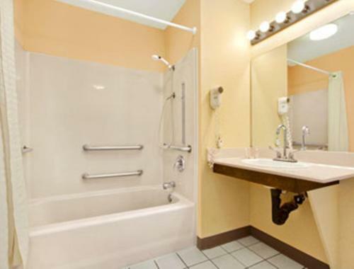 Motel Baymont Inn & Suites - Orangeburg