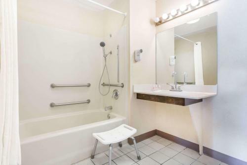 Motel Baymont Inn & Suites - Orangeburg