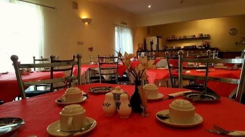 Hostal The Langtry Hotel