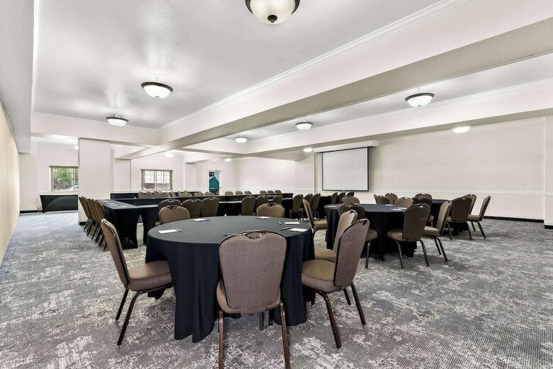 Hotel Clarion Suites Downtown Anchorage