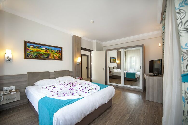 Hotel Crystal Aura Beach Resort & Spa