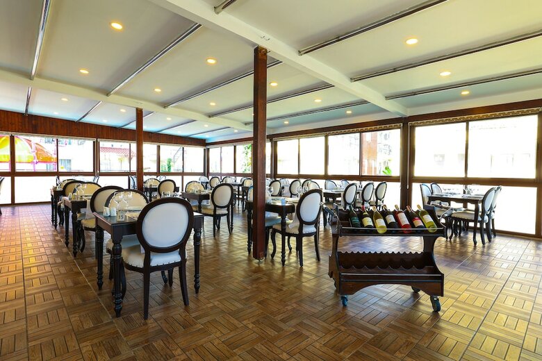 Hotel Crystal Aura Beach Resort & Spa