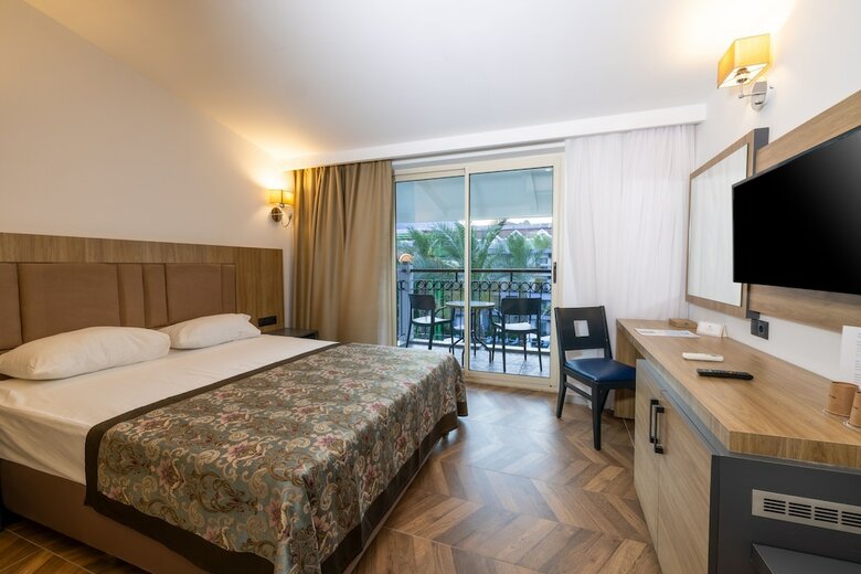Hotel Crystal Aura Beach Resort & Spa