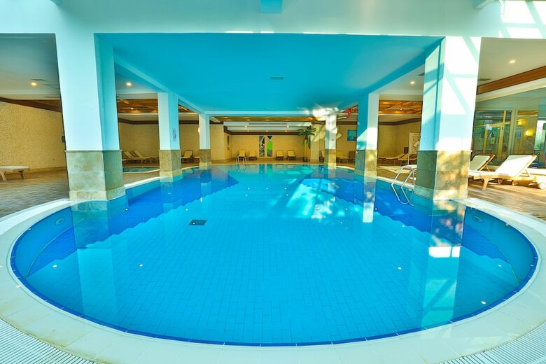 Hotel Crystal Aura Beach Resort & Spa