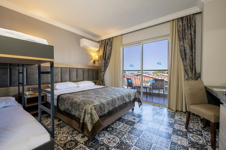 Hotel Crystal Aura Beach Resort & Spa