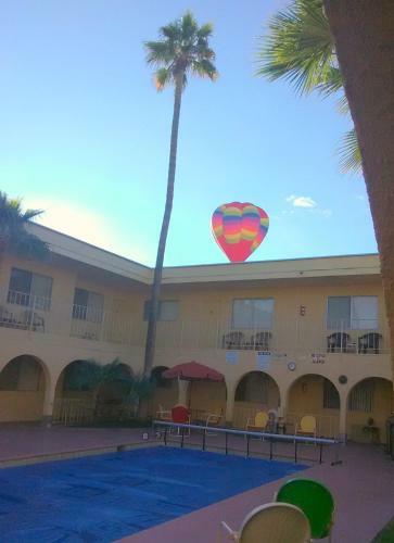 Hotel Hidden Palms Resort & Condominiums