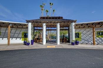 Hotel The Nautical Beachfront Resort