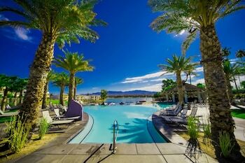 Hotel The Nautical Beachfront Resort
