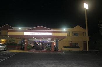 Hotel Fortuna Inn And Suites