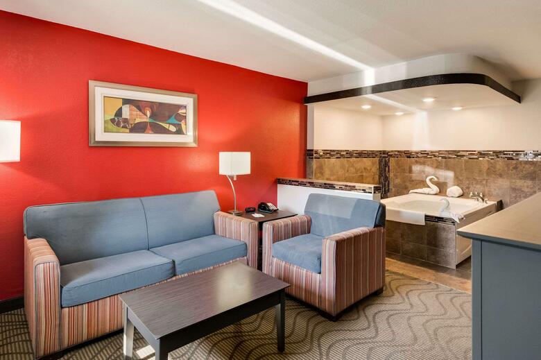 Hotel Clarion Inn & Suites