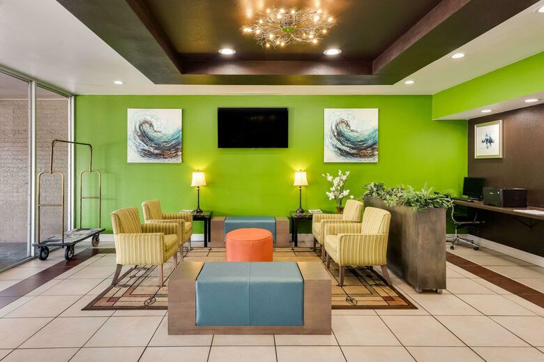 Hotel Clarion Inn & Suites