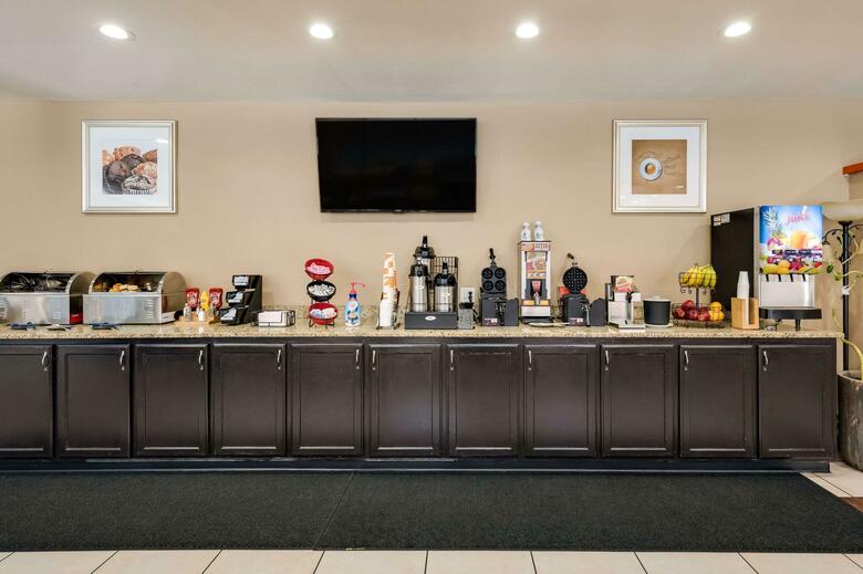 Hotel Clarion Inn & Suites