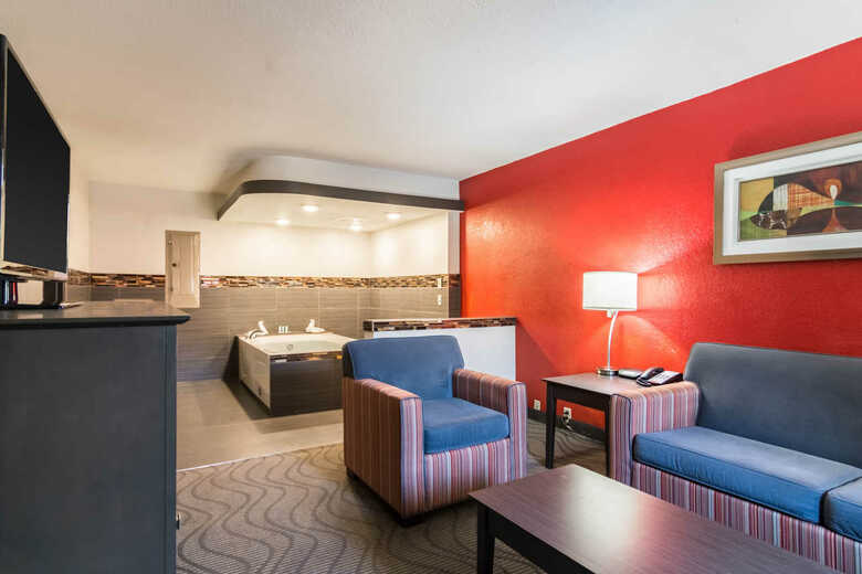 Hotel Clarion Inn & Suites