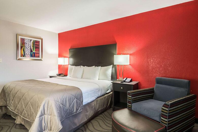 Hotel Clarion Inn & Suites