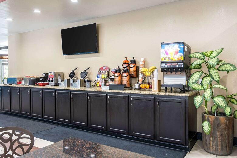 Hotel Clarion Inn & Suites