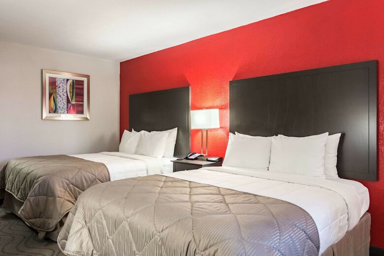 Hotel Clarion Inn & Suites