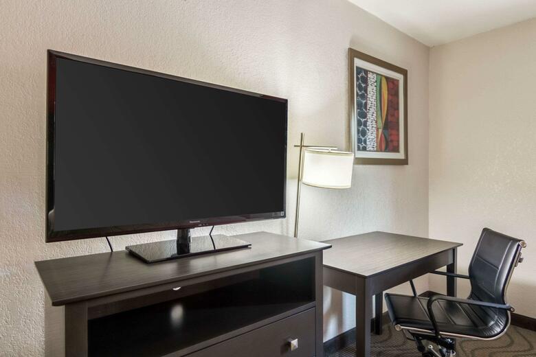 Hotel Clarion Inn & Suites