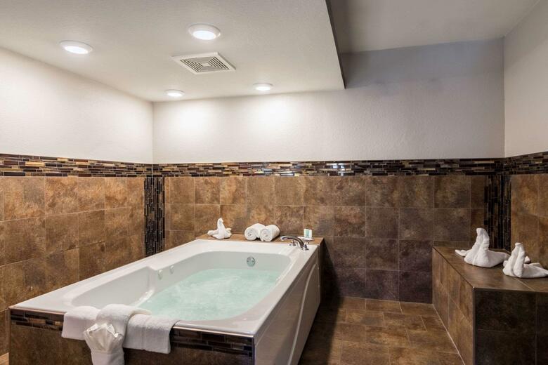 Hotel Clarion Inn & Suites