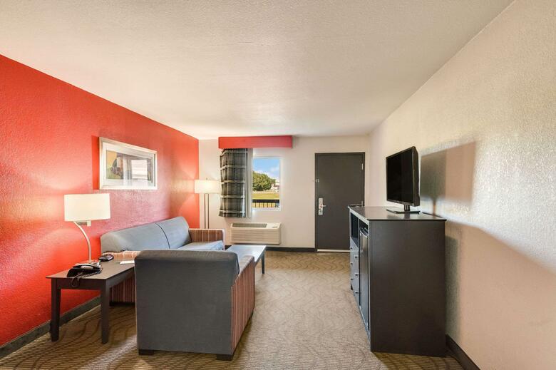 Hotel Clarion Inn & Suites