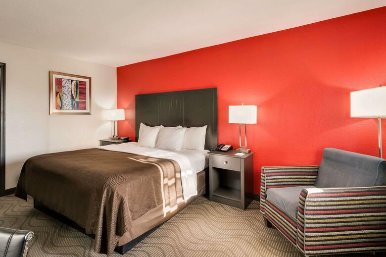 Hotel Clarion Inn & Suites
