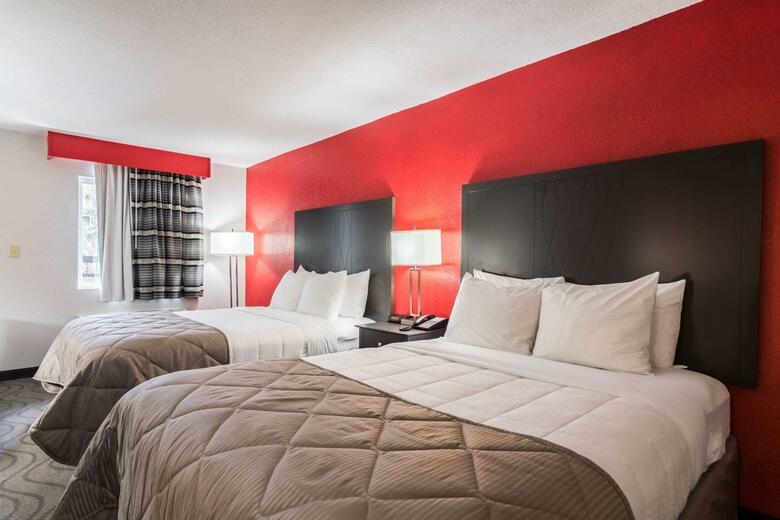 Hotel Clarion Inn & Suites