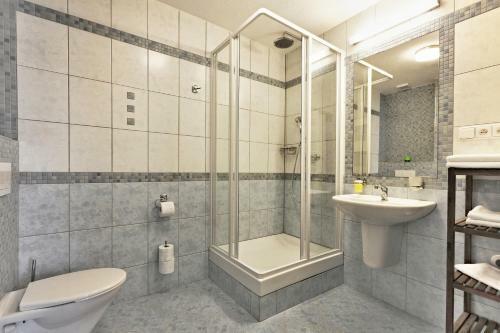 Apartamentos Pension ?esk�
