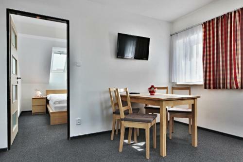 Apartamentos Pension ?esk�