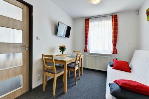 Apartamentos Pension ?esk�
