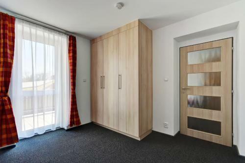 Apartamentos Pension ?esk�