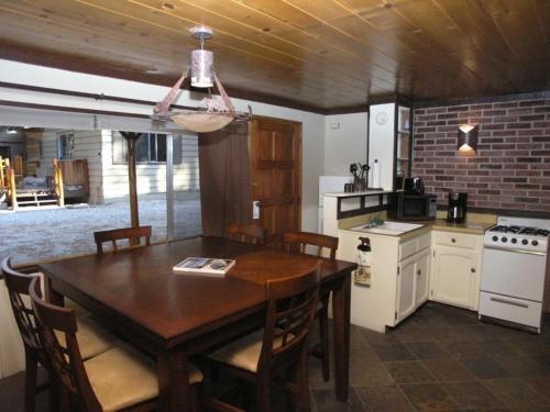 Goldmine Lodge & Black Bear Cottages