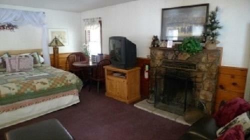 Goldmine Lodge & Black Bear Cottages