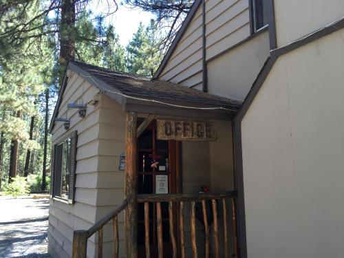 Goldmine Lodge & Black Bear Cottages