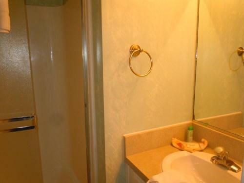 Two-bedroom Plus Den Premier Unit #30 By Escape For All Seasons