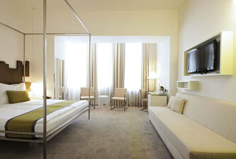 Hotel Pure White