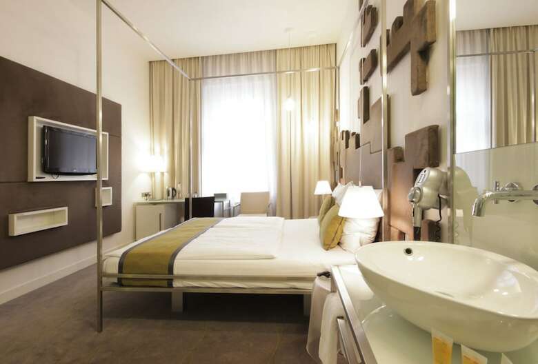 Hotel Pure White