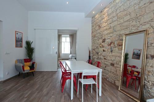 Apartment - The Modern Flat