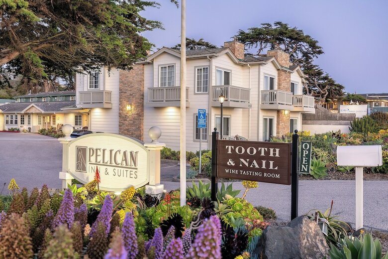 Hotel Pelican Inn & Suites