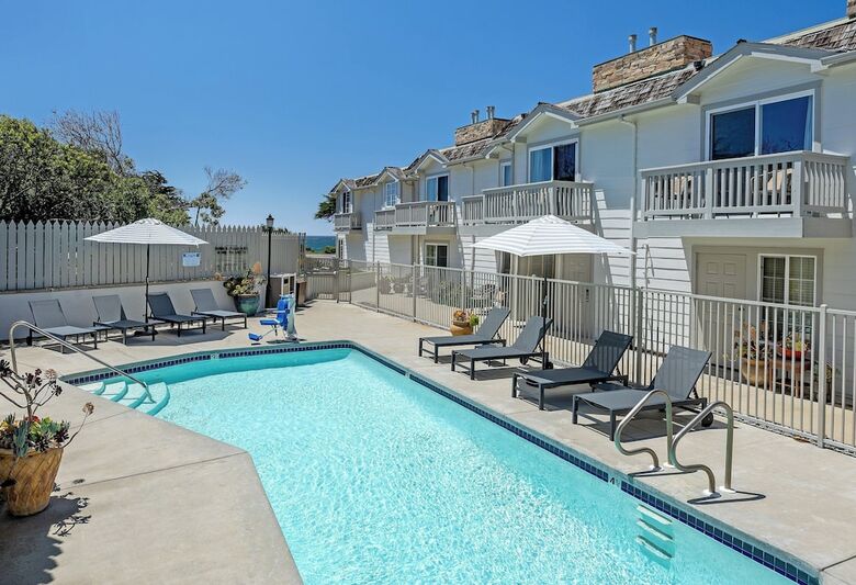 Hotel Pelican Inn & Suites