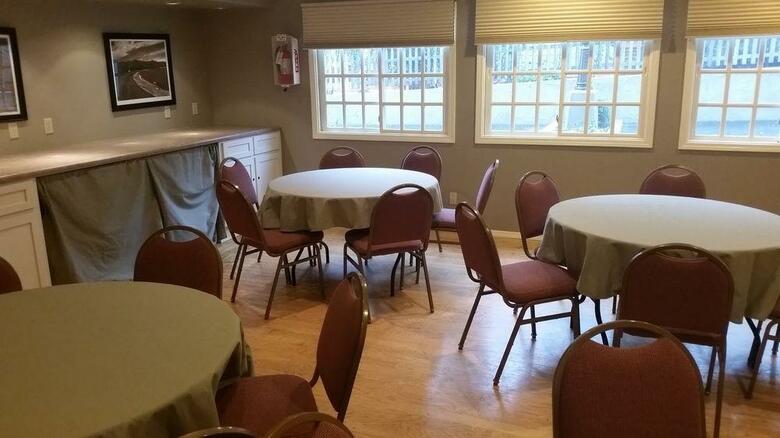 Hotel Pelican Inn & Suites