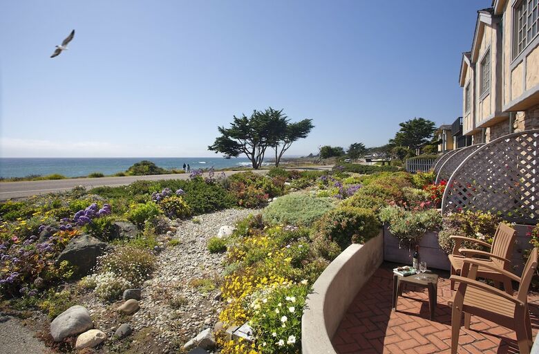 Hotel Pelican Inn & Suites